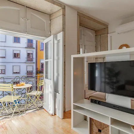 Virtudes Flat W/ Ac & Balcony By Lovelystay פורטו