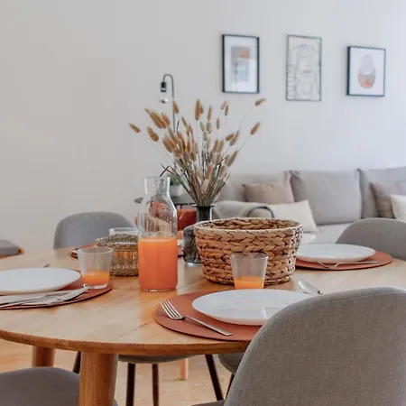Virtudes Flat W/ Ac & Balcony By Lovelystay דירה