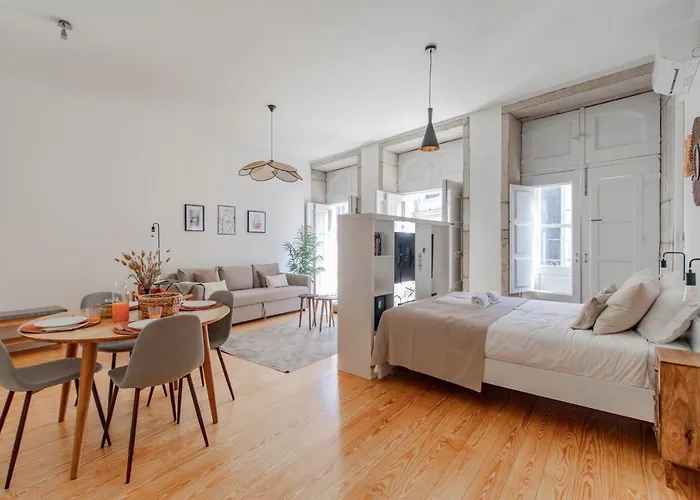 Virtudes Flat W/ Ac & Balcony By Lovelystay