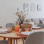 Virtudes Flat W/ Ac & Balcony By Lovelystay Apartment