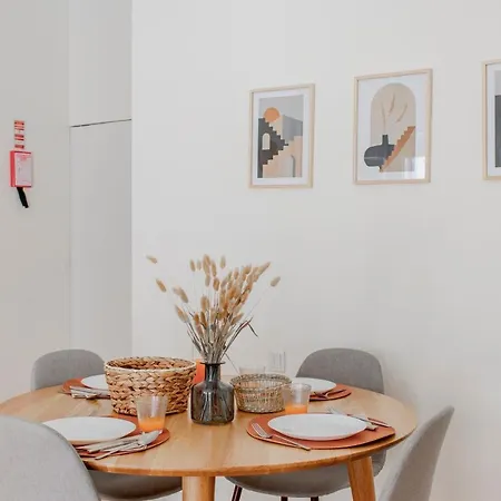 Daire Virtudes Flat W/ Ac & Balcony By Lovelystay *