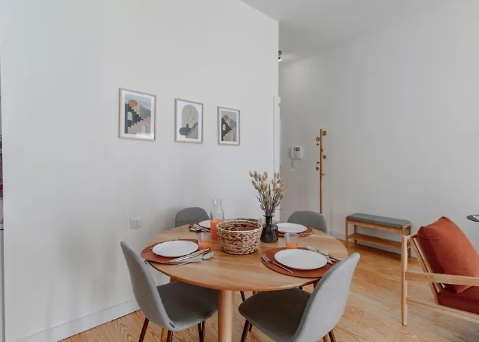 Virtudes Flat W/ Ac & Balcony By Lovelystay ポルト