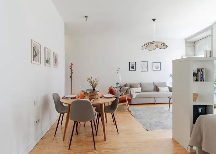 Virtudes Flat W/ Ac & Balcony By Lovelystay アパート