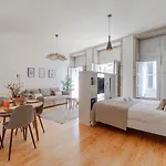 Virtudes Flat W/ Ac & Balcony By Lovelystay