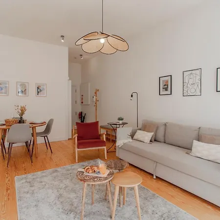 Daire Virtudes Flat W/ Ac & Balcony By Lovelystay *