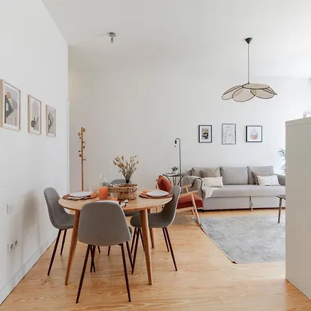 Virtudes Flat W/ Ac & Balcony By Lovelystay Daire